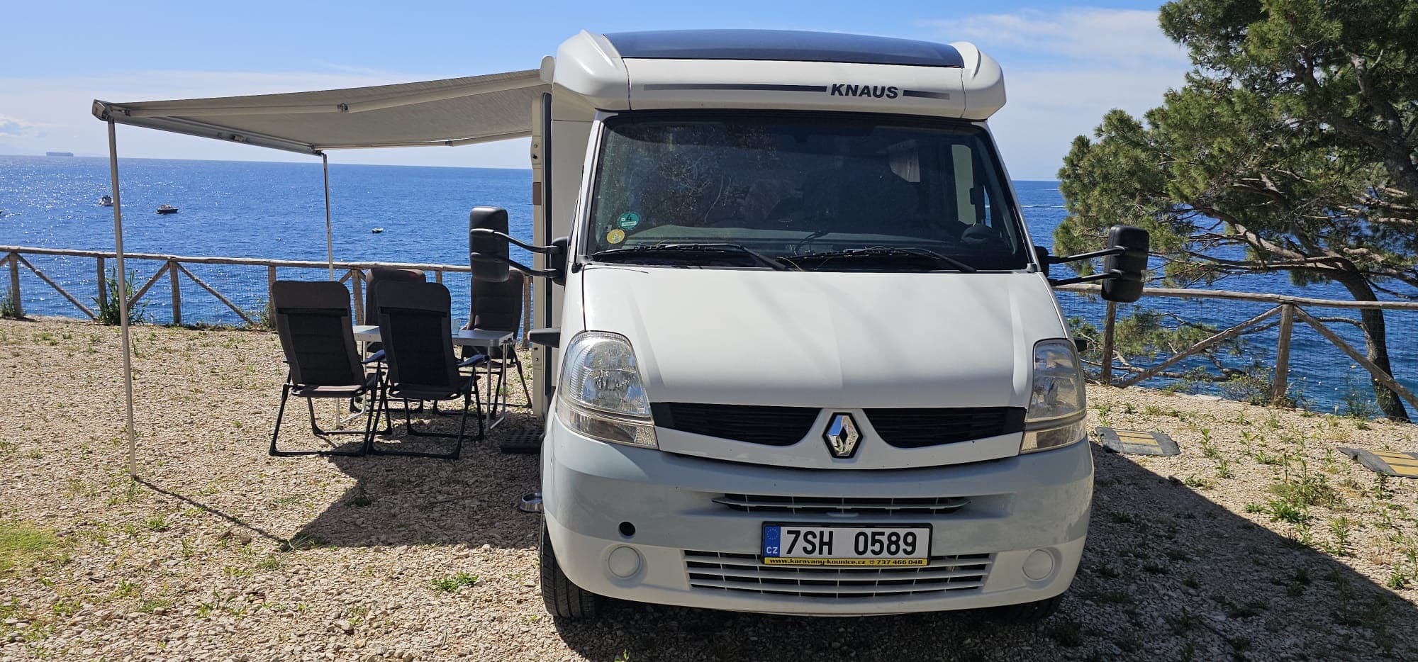 Obytný vůz Renault Sun Ti s markýzou a kempingovým posezením